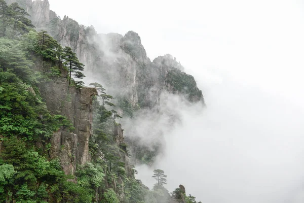 Montañas amarillas.Monte Huangshan.Una cordillera en el sur de la provincia de Anhui en el este de China . — Foto de Stock