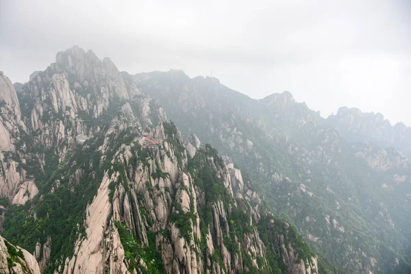 Gele bergen.Mount Huangshan.Een bergketen in het zuiden van de provincie Anhui in het oosten van China. — Stockfoto