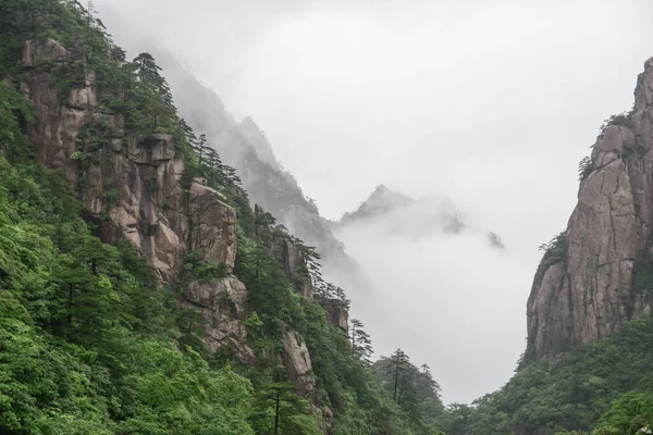 Montañas amarillas.Monte Huangshan.Una cordillera en el sur de la provincia de Anhui en el este de China . — Foto de Stock