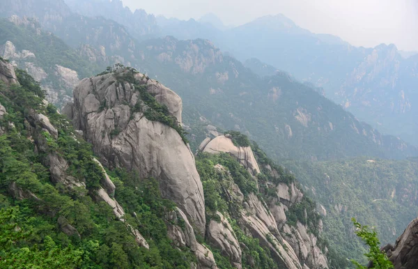 Montañas amarillas.Monte Huangshan.Una cordillera en el sur de la provincia de Anhui en el este de China . — Foto de Stock