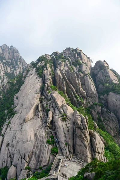 Montañas amarillas.Monte Huangshan.Una cordillera en el sur de la provincia de Anhui en el este de China . — Foto de Stock