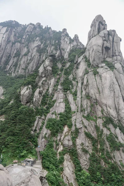 Montañas amarillas.Monte Huangshan.Una cordillera en el sur de la provincia de Anhui en el este de China . — Foto de Stock