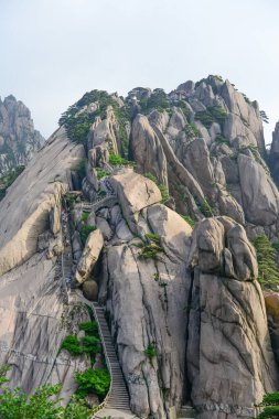 Sarı Dağlar. Huangshan Dağı. Çin 'in doğusundaki Güney Anhui eyaletinde bir dağ sırası..
