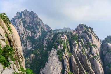 Sarı Dağlar. Huangshan Dağı. Çin 'in doğusundaki Güney Anhui eyaletinde bir dağ sırası..