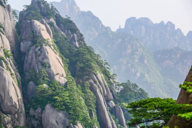 Sarı Dağlar. Huangshan Dağı. Çin 'in doğusundaki Güney Anhui eyaletinde bir dağ sırası..