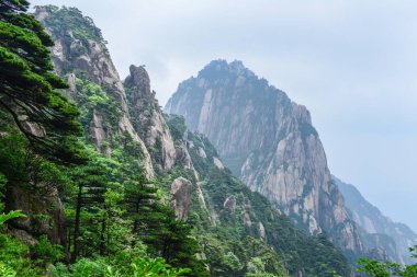 Sarı Dağlar. Huangshan Dağı. Çin 'in doğusundaki Güney Anhui eyaletinde bir dağ sırası..