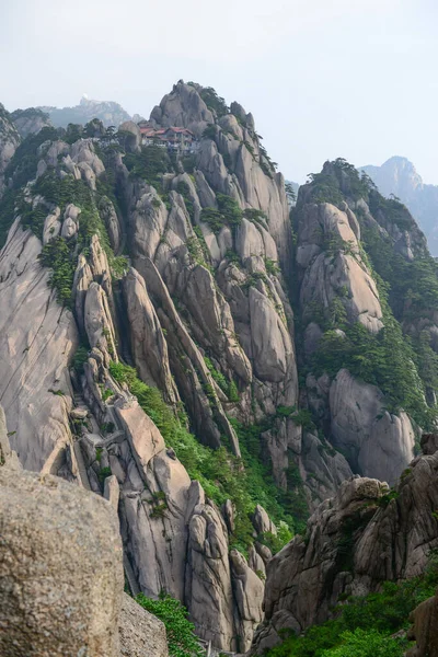 Montañas amarillas.Monte Huangshan.Una cordillera en el sur de la provincia de Anhui en el este de China . — Foto de Stock