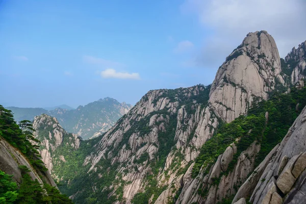 Gele bergen.Mount Huangshan.Een bergketen in het zuiden van de provincie Anhui in het oosten van China. — Stockfoto