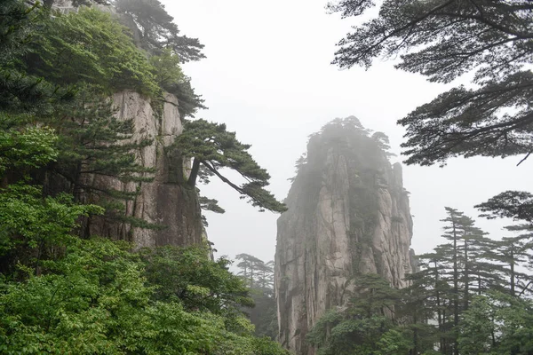 Gele bergen.Mount Huangshan.Een bergketen in het zuiden van de provincie Anhui in het oosten van China. — Stockfoto