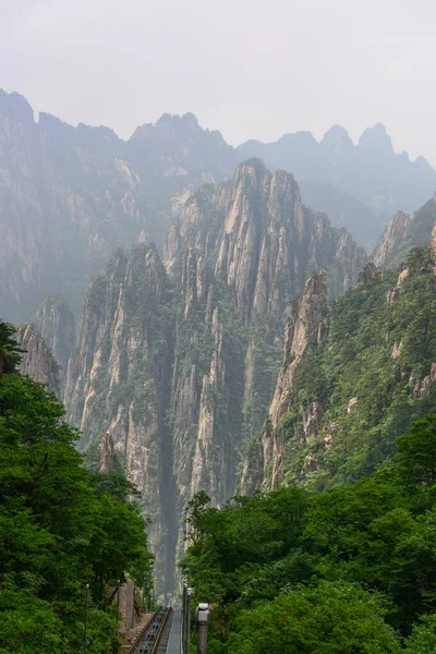 Gele bergen.Mount Huangshan.Een bergketen in het zuiden van de provincie Anhui in het oosten van China. — Stockfoto