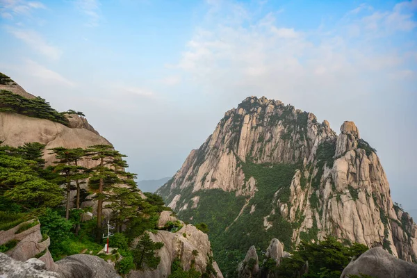 Sarı Dağlar. Huangshan Dağı. Çin 'in doğusundaki Güney Anhui eyaletinde bir dağ sırası..