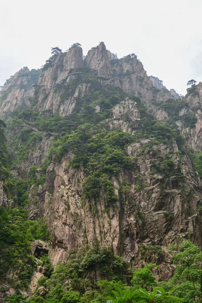Yellow Mountains.Mount Huangshan.A mountain range in southern Anhui province in eastern China. — Stock Photo, Image