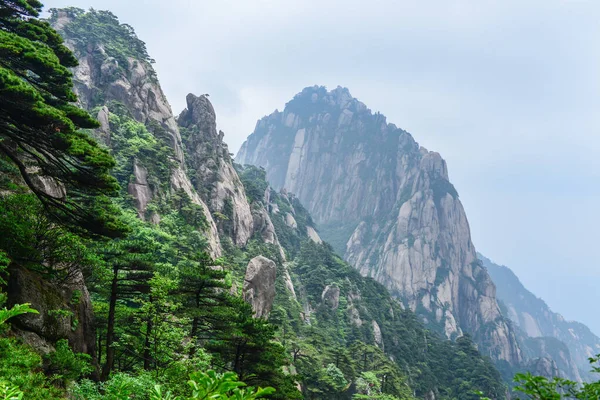 Montañas amarillas.Monte Huangshan.Una cordillera en el sur de la provincia de Anhui en el este de China . — Foto de Stock