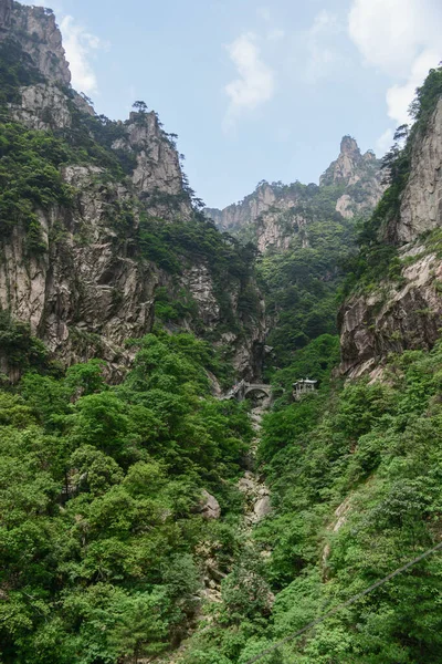 Montañas amarillas.Monte Huangshan.Una cordillera en el sur de la provincia de Anhui en el este de China . — Foto de Stock