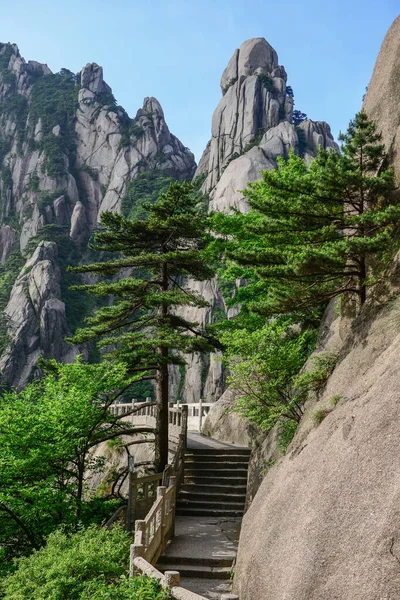 Sarı Dağlar. Huangshan Dağı. Çin 'in doğusundaki Güney Anhui eyaletinde bir dağ sırası..