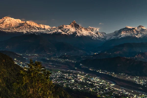 Мачапучаре рано утром. Гора в Гималаях Аннапурны на севере центральной части Непала . — стоковое фото