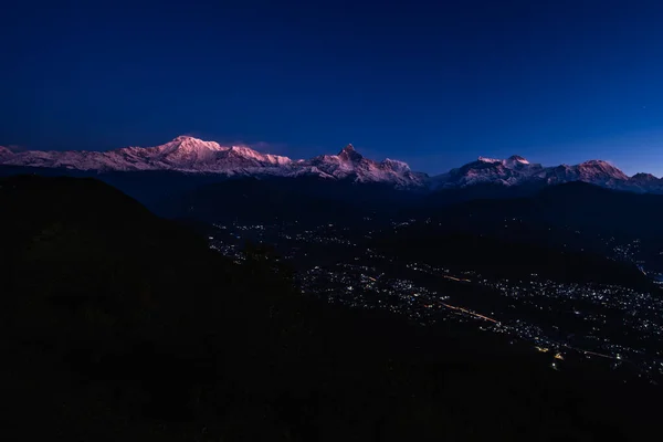 Machapuchare temprano en la mañana. Una montaña en el Himalaya de Annapurna del centro norte de Nepal . — Foto de Stock