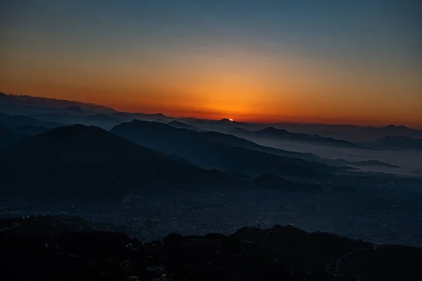 Похара восход солнца на холме Сарангкот с видом на Гималайский хребет . — стоковое фото