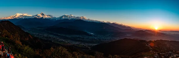 Panoramautsikt över Pokharas soluppgång vid Sarangkot Hill med utsikt över Himalayas bergskedja. — Stockfoto