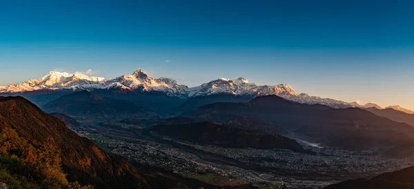 Machapuchare Tepesi 'nin panoramik görüntüsü Dhampus Pokhara Nepal.