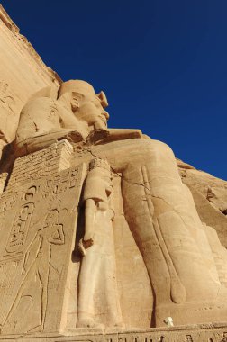 ABU SIMBEL, EGİPT. İkiz tapınaklar aslında dağ yamacından oyulmuş. 
