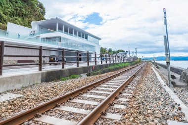 Toyama Bölgesi, Japonya-AUG 8-2018: Takaoka 'daki Amaharashi yol kenarı istasyonu