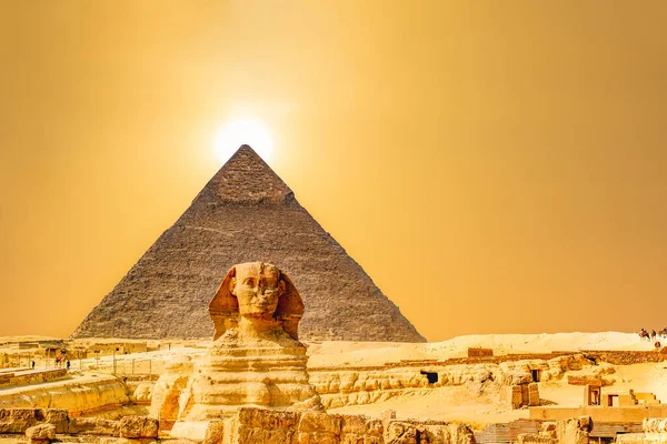 La Sfinge e la Piramide nella Golden Suni, Il Cairo, Egitto — Foto Stock
