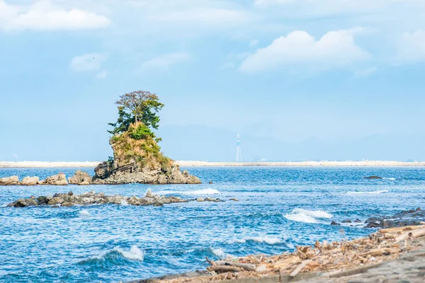 Toyama Bay is een baai gelegen aan de Amaharashi Coast, Onnaiwa Rock is een schoonheid plek van Amaharashi Coast.Japan — Stockfoto