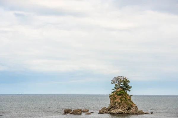 Toyama Bay es una bahía situada en la costa de Amaharashi, Onnaiwa Rock es un lugar de belleza de la costa de Amaharash.Japón — Foto de Stock