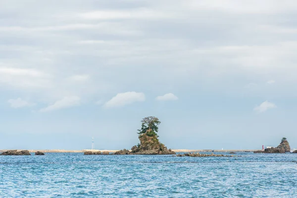 Toyama Bay è una baia situata sulla costa Amaharashi, Onnaiwa Rock è un luogo di bellezza della costa Amaharashi.Giappone — Foto Stock