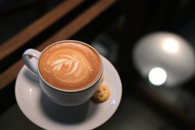 ahşap zemin üzerinde kahve