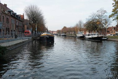 Belçika - Brugge, 30 Ekim 2019: Bruges 'deki su kanalları Belçika Kuzey Venedik sonbahar seyahati