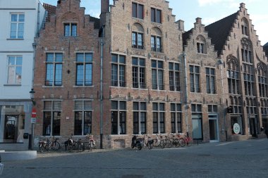 Belçika - Brugge, 30 Ekim 2019: Turizm Merkezi Brugge Belçika 'nın orta çağdaki binalarının mimarisi zencefilli çörekten evler yapıyor.