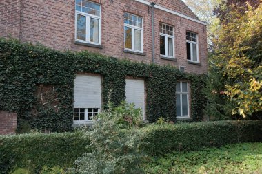 Belçika - Brugge, 30 Ekim 2019: Turizm Merkezi Brugge Belçika 'nın orta çağdaki binalarının mimarisi zencefilli çörekten evler yapıyor.