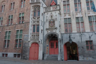 Belçika - Brugge, 30 Ekim 2019: Turizm Merkezi Brugge Belçika 'nın orta çağdaki binalarının mimarisi zencefilli çörekten evler yapıyor.