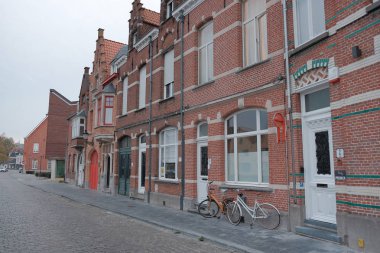 Belçika - Brugge, 30 Ekim 2019: Turizm Merkezi Brugge Belçika 'nın orta çağdaki binalarının mimarisi zencefilli çörekten evler yapıyor.