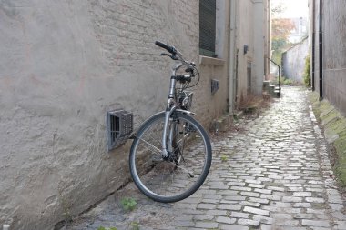 Belçika - Brugge, 30 Ekim 2019: Turizm Merkezi Brugge Belçika 'nın orta çağdaki binalarının mimarisi zencefilli çörekten evler yapıyor.