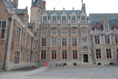 Belçika - Brugge, 30 Ekim 2019: Turizm Merkezi Brugge Belçika 'nın orta çağdaki binalarının mimarisi zencefilli çörekten evler yapıyor.