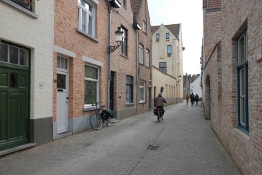 Belçika - Brugge, 30 Ekim 2019: Turizm Merkezi Brugge Belçika 'nın orta çağdaki binalarının mimarisi zencefilli çörekten evler yapıyor.