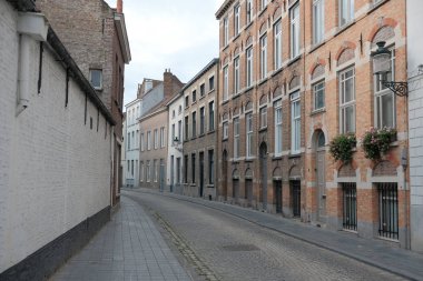 Belçika - Brugge, 30 Ekim 2019: Turizm Merkezi Brugge Belçika 'nın orta çağdaki binalarının mimarisi zencefilli çörekten evler yapıyor.