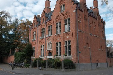 Belçika - Brugge, 30 Ekim 2019: Turizm Merkezi Brugge Belçika 'nın orta çağdaki binalarının mimarisi zencefilli çörekten evler yapıyor.