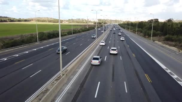 Αυτοκίνητο Προαστιακό Δρόμο Αυτοκίνητα Οδηγούν Γρήγορα — Αρχείο Βίντεο