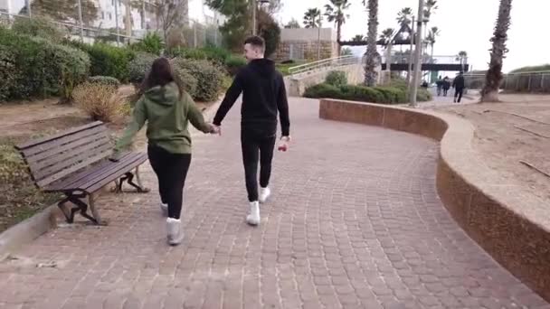 Israel Netanya January 2020 若い恋人男と女の子のために歩く手とキス — ストック動画