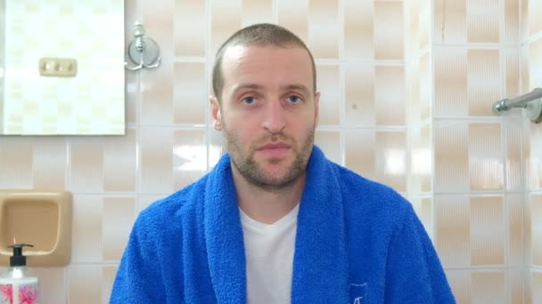 Een Man Met Een Baard Constipatie Ontlasting Duwt Het Toilet — Stockvideo