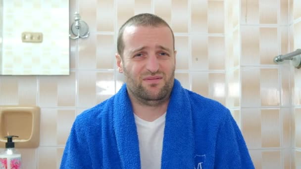 Een Man Met Een Baard Constipatie Ontlasting Duwt Het Toilet — Stockvideo