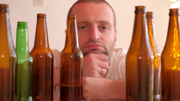 Hombre Apuesto Deprimido Bebiendo Cerveza Casa — Vídeos de Stock