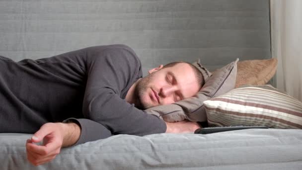 Sorrindo Homem Deitado Relaxante Sofá Casa Sala Estar — Vídeo de Stock