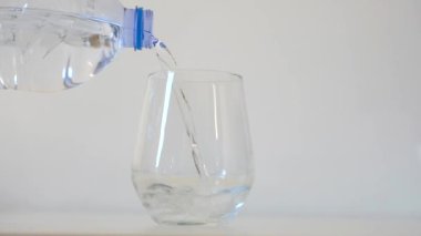 İçme suyu şişeden bardağa dökülür.