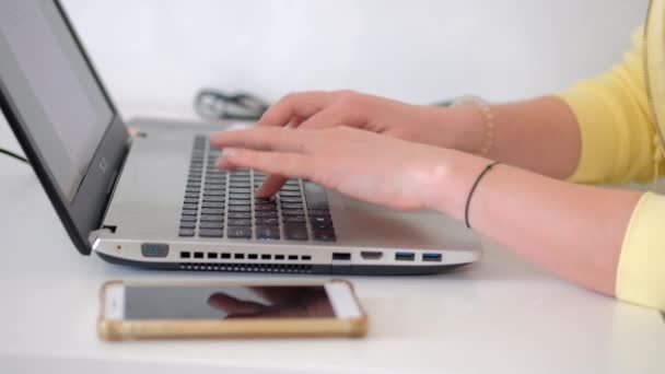 Tiro Cortado Mulher Negócios Usando Computador Portátil Enquanto Sentado Mesa — Vídeo de Stock