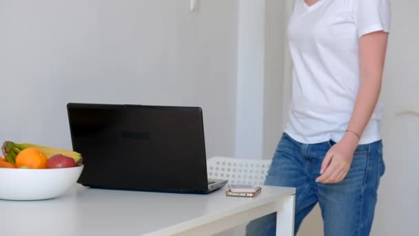 Merkez Ofisteki Mutlu Genç Kadını Bilgisayarla Çalışıyor Masa Yaşam Tarzı — Stok video
